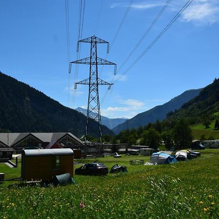 Campingplatz Mit Restaurant & Sportarena Leukerbad Exteriör bild