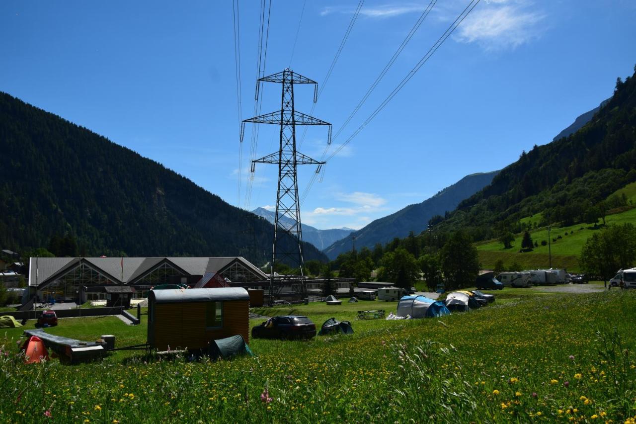 Campingplatz Mit Restaurant & Sportarena Leukerbad Exteriör bild