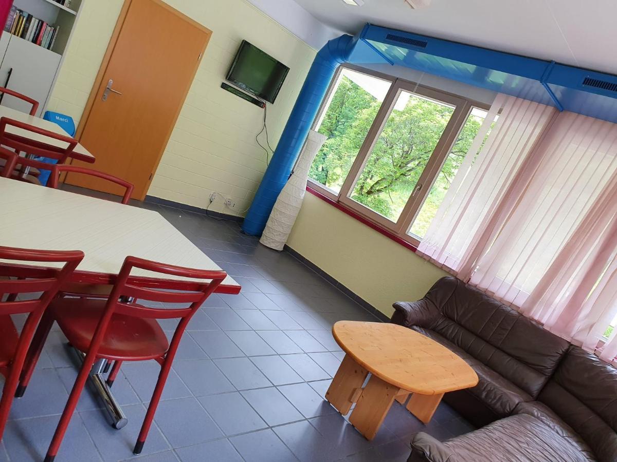 Campingplatz Mit Restaurant & Sportarena Leukerbad Exteriör bild