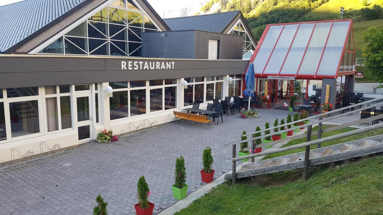 Campingplatz Mit Restaurant & Sportarena Leukerbad Exteriör bild